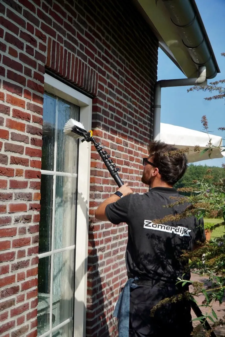 Glasbewassing met wassteel en osmosewater